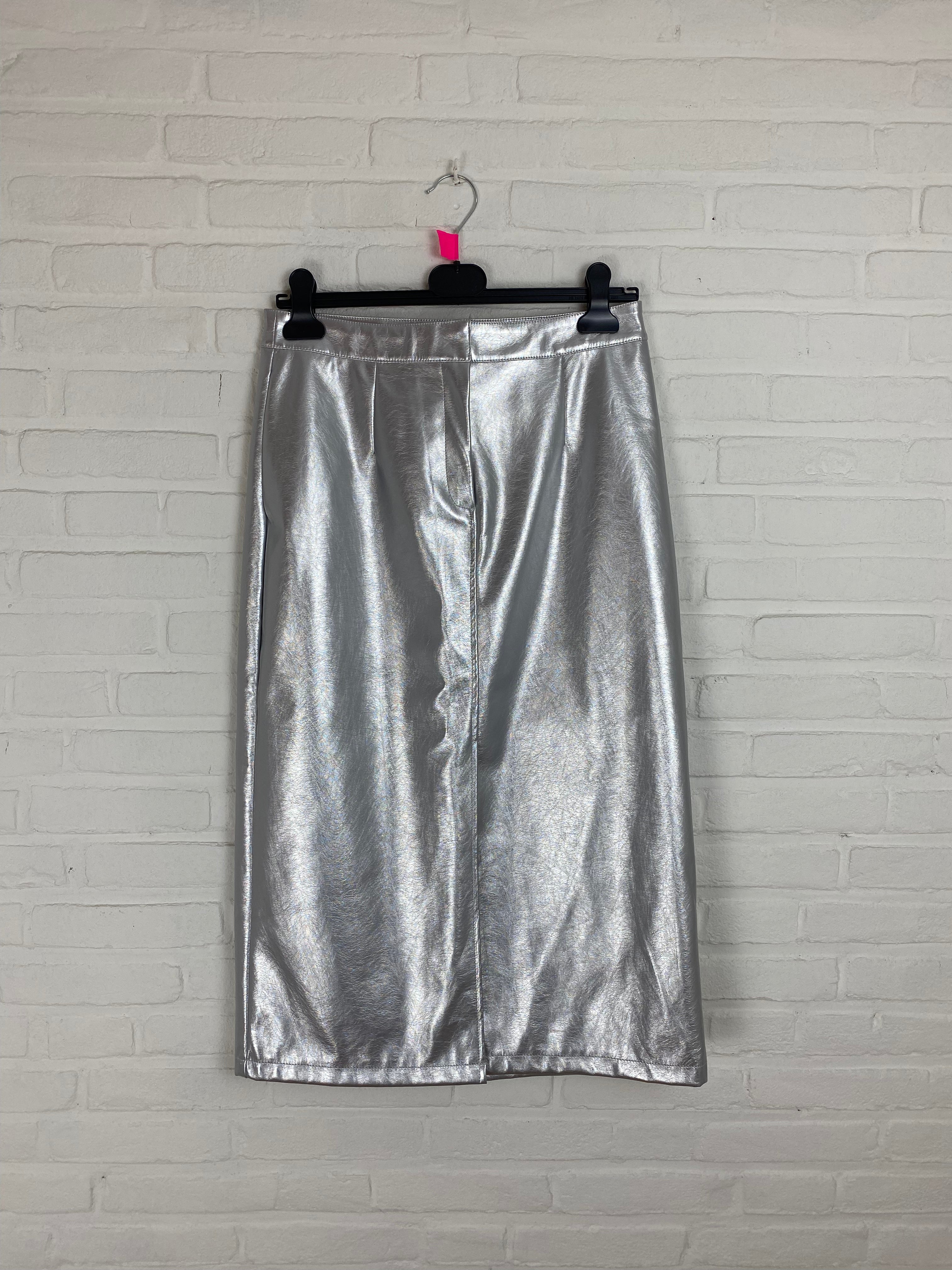 Half lange zilver kleurige rok