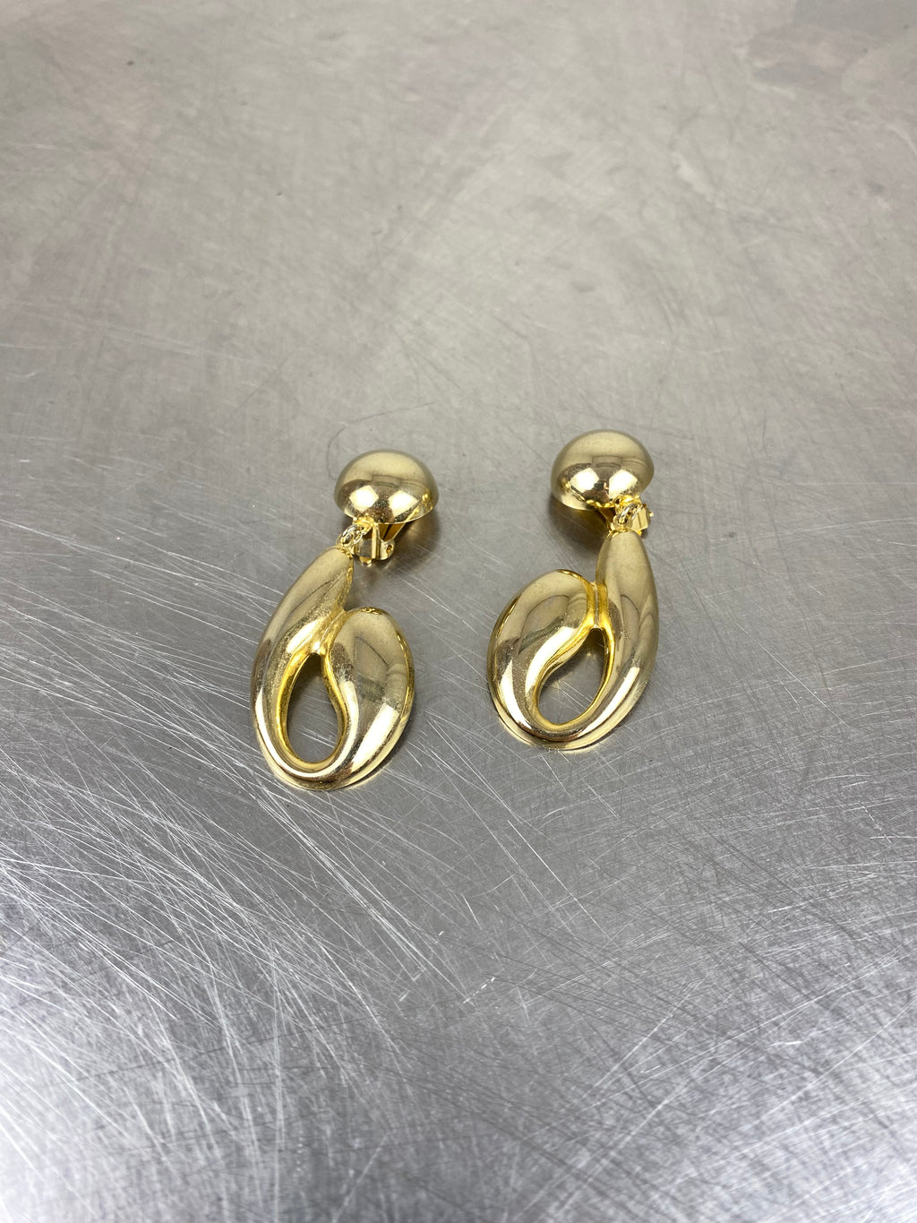 Goudkleurige hang clip oorbellen